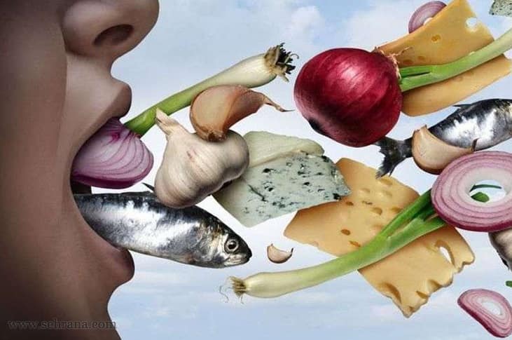 خوردن غذاهایی که باعث ایجاد بوی دهان می شوند